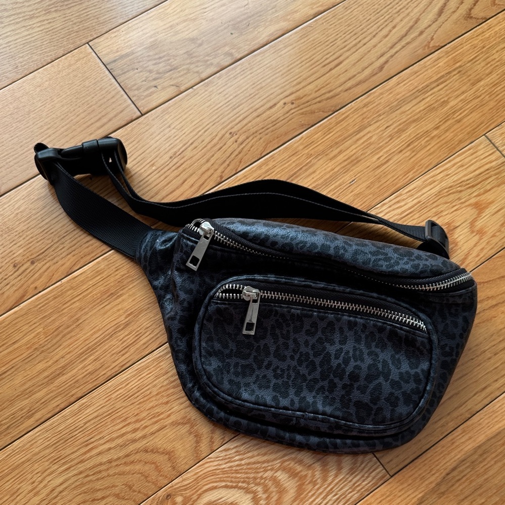 Chic Black Leopard Print Crossbody Bag